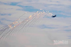 Tiêm kích SU-30MK2 thả bẫy nhiệt trên bầu trời Thủ đô.