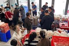 Hội viên Hội Doanh nhân trẻ Việt Nam chuẩn bị các suất cơm và nhu yếu phẩm gửi về vùng lũ.