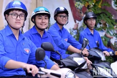 Các tình nguyện viên sẵn sàng trên những chiếc xe ôm miễn phí dành cho thí sinh hoàn cảnh khó khăn, thí sinh khuyết tật.