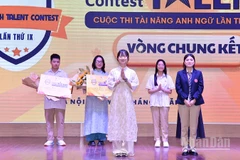 Khoảnh khắc Nguyễn Thị Hường (ở giữa) vô địch Cuộc thi.