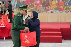 Cán bộ, chiến sĩ biên phòng trao quà tặng bà con nhân dân trong khuôn khổ chiến dịch "Chung vị Tết Việt-Gắn kết muôn miền" tại Đắk Lắk.