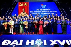 Đại diện lãnh đạo các ban, bộ, ngành, đoàn thể và Thủ đô tặng hoa chúc mừng Ban Chấp hành Đoàn Thanh niên Thành phố Hà Nội khóa XVII. 