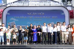 Các "Gia đình trẻ hạnh phúc" năm 2025 cùng đại biểu dự Ngày hội.