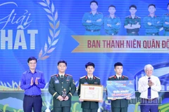 Các đồng chí Đỗ Văn Chiến, Bùi Quang Huy (lần lượt ngoài cùng bên phải và trái) trao giải Nhất tặng đội tuyển Ban Thanh niên Quân đội.