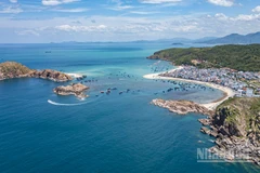 Làng chài Nhơn Hải được "ôm ấp" bởi những màu xanh bao la của núi rừng và biển cả.