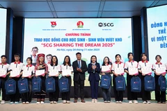 Đại diện Trung ương Đoàn và Tập đoàn SCG trao quà, học bổng tặng sinh viên tiêu biểu.