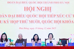 Đồng chí Bùi Thị Minh Hoài (thứ hai từ phải sang) và đại diện Đoàn đại biểu Quốc hội thành phố Hà Nội lắng nghe ý kiến cử tri tại Hội nghị.