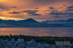 Cung đường Nguyễn Tất Thành, Đà Nẵng mang một vẻ đẹp hùng vĩ và huy hoàng trong ánh hoàng hôn.