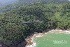 Đoàn tàu giữa không gian hùng vĩ, nên thơ của "thiên hạ đệ nhất hùng quan" Hải Vân.