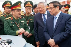 Thủ tướng Chính phủ Phạm Minh Chính và các đồng chí lãnh đạo Đảng, Nhà nước tham quan các khu vực bên lề lễ khởi công nhà máy chế tạo chip bán dẫn Hòa Lạc.