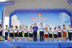 Ban tổ chức trao học bổng tặng học sinh vượt khó học tốt tại ngày hội.