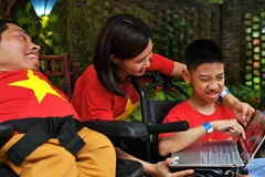 Thanh niên khuyết tật say mê tìm hiểu khoa học-công nghệ.