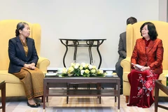 Đồng chí Bùi Thị Minh Hoài và bà Samdech Men Sam An trao đổi ý kiến tại buổi tiếp.