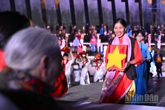 Người nhà đón nhận di ảnh liệt sĩ đã được phục dựng tại chương trình "Hành trình bất tử" do Đoàn Thanh niên thành phố Hà Nội tổ chức.