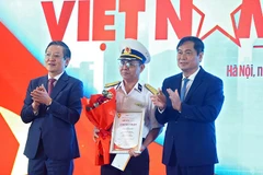 Chủ tịch Hội Nông dân Việt Nam Lương Quốc Đoàn (bên trái) và Phó Trưởng Ban Tuyên giáo và Dân vận Trung ương Phan Xuân Thủy trao giải Nhất cuộc thi viết "Việt Nam trong tôi".