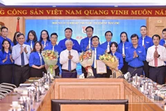 Các đồng chí Đỗ Văn Chiến, Bùi Quang Huy (thứ 6 và 9 từ trái sang, hàng đầu) và đại diện các đơn vị liên quan tặng hoa chúc mừng Ban Chấp hành Đoàn Thanh niên Mặt trận Tổ quốc, các đoàn thể Trung ương giai đoạn 2025-2027.