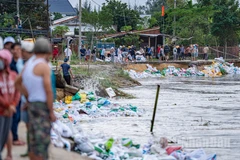 Lực lượng chức năng gồm cán bộ, chiến sĩ Sư đoàn 315 (Quân khu 5), lực lượng công an, dân quân, đoàn viên và người dân xã Duy Nghĩa đã túc trực, chia ca, kíp nỗ lực dùng bao cát để cố gắng gia cố bờ kè.