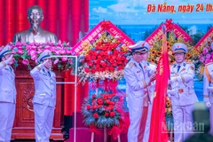 Phó Đô đốc Nguyễn An Phong thừa ủy quyền của Chủ tịch nước trao tặng Huân chương Bảo vệ Tổ quốc hạng Nhất cho Vùng 3 Hải quân.
