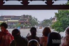 Nhiều du khách tập trung ghi lại hình ảnh người dân lưu thông bằng ghe-thuyền trên các tuyến phố.
