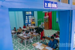 Tại đây, phòng hội đồng của nhà trường đã được bố trí lại thành lớp với đầy đủ trang thiết bị để việc học của các em không bị gián đoạn.