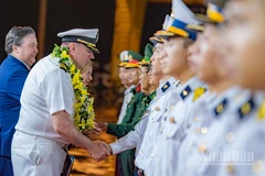 Chuẩn Đô đốc Tom Shultz, Chỉ huy Nhóm tác chiến viễn chinh số 7 Hoa Kỳ xúc động trước sự chào đón nồng nhiệt từ phía Việt Nam.