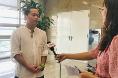 Ông Hoàng Hoa Trung trả lời phỏng vấn các đơn vị báo chí vào năm 2022.