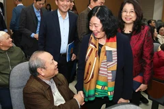 Đồng chí Bùi Thị Minh Hoài tiếp xúc cử tri tại Hội nghị.