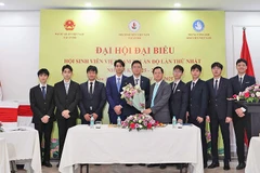 Đại sứ Nguyễn Thanh Hải (thứ 5 từ phải sang) tặng hoa chúc mừng Ban Chấp hành Hội Sinh viên Việt Nam tại Ấn Độ khóa I, nhiệm kỳ 2025-2027.