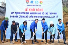 Đại diện đoàn công tác của tuổi trẻ Thủ đô cùng các cơ quan, đoàn thể địa phương khởi công xây dựng căn nhà "Khăn quàng đỏ" tặng gia đình em Ly Xá Cà.