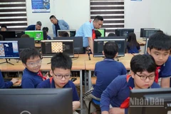 Đại diện Ban tổ chức tham quan khu vực thi đấu hưởng ứng Giải cờ vua thiếu nhi Việt Nam năm học 2025-2026.