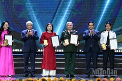 Thủ tướng Phạm Minh Chính và Chủ tịch Ủy ban Trung ương Mặt trận Tổ quốc Việt Nam Đỗ Văn Chiến (lần lượt thứ 2 và 5 từ phải sang) trao giải A tặng các tác giả, đại diện nhóm tác giả. (Ảnh: TRẦN HẢI)