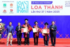 Ban Tổ chức trao giải A tặng các tác giả, đại diện nhóm tác giả tiêu biểu.