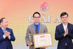 Phó Chủ tịch Ủy ban Trung ương Mặt trận Tổ quốc Việt Nam, Bí thư Thứ nhất Trung ương Đoàn Bùi Quang Huy (bên phải) trao giải A tặng các tác giả. 