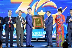 Thủ tướng Chính phủ Phạm Minh Chính và đại diện Hội Doanh nhân trẻ Việt Nam tại Lễ kỷ niệm 30 năm phong trào Doanh nhân trẻ Việt Nam.