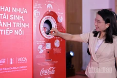 Bí thư Trung ương Đoàn Nguyễn Phạm Duy Trang trải nghiệm máy tái chế của chương trình.