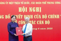 Đồng chí Đỗ Văn Chiến trao Quyết định của Bộ Chính trị về việc điều động, chỉ định đồng chí Hà Thị Nga.