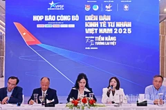 Đại diện Ban Tổ chức trao đổi thông tin về Diễn đàn tại buổi họp báo.
