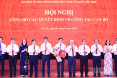 Đồng chí Đỗ Văn Chiến (thứ 5 từ phải sang) trao quyết định đối với tập thể cán bộ Ban Công tác Đoàn tại Hội nghị.