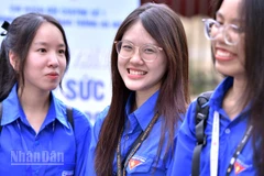 Tình nguyện viên của thành phố Hà Nội có mặt từ sáng sớm tại các điểm thi.