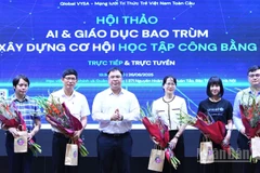 Ban tổ chức tặng hoa các diễn giả và đại diện các đơn vị liên quan của Hội thảo.