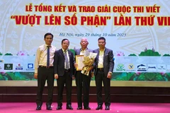 Đại diện gia đình tác giả Nguyễn Minh Châu nhận Giải Đặc biệt của Cuộc thi do cây viết nghị lực không thể có mặt vì điều kiện sức khỏe.