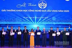 Các đồng chí Đỗ Văn Chiến, Bùi Quang Huy (lần lượt thứ 5 và 8 từ phải sang) trao Giải thưởng Khoa học công nghệ Quả cầu vàng năm 2025 tặng các cá nhân tiêu biểu.