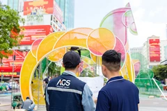 Các kỹ sư thi công linh vật ngựa tại đường hoa Tết Bính Ngọ 2026 ở khu vực phố Nguyễn Huệ (Thành phố Hồ Chí Minh).