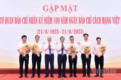 Đồng chí Đỗ Văn Chiến và đồng chí Lại Xuân Môn (thứ 3 và 4 từ trái sang) tặng hoa đại diện lãnh đạo các cơ quan báo chí tại chương trình.