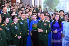 Đại tướng Phan Văn Giang trò chuyện, động viên các đại biểu đoàn viên thanh niên ưu tú bên lề Đại hội.