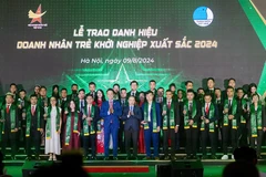 Các đồng chí Lãnh đạo Đảng, Nhà nước và các bộ, ngành cùng những "Doanh nhân trẻ khởi nghiệp xuất sắc" năm 2024.