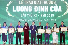 Đại diện Trung ương Đoàn và các đơn vị liên quan trao Giải thưởng Lương Định Của năm 2025 tặng các cá nhân tiêu biểu.