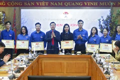 Thường trực Đoàn Thanh niên Mặt trận Tổ quốc, các đoàn thể Trung ương trao Bằng khen tặng các tập thể, cá nhân xuất sắc.