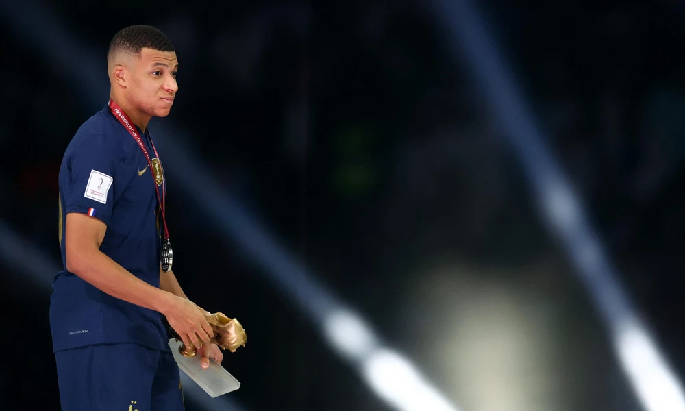 Kylian Mbappe nhận giải Chiếc giày vàng trong lễ trao cúp vô địch World Cup 2022. (Ảnh: Reuters)