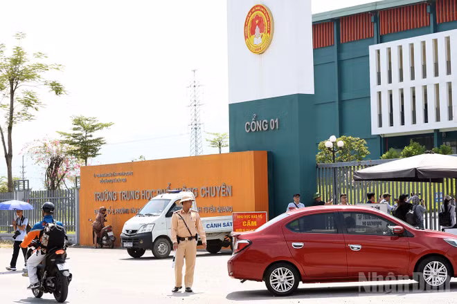 Lực lượng Công an triển khai các biện pháp bảo đảm an ninh, trật tự tại điểm thi Trường trung học phổ thông Chuyên Tuyên Quang.